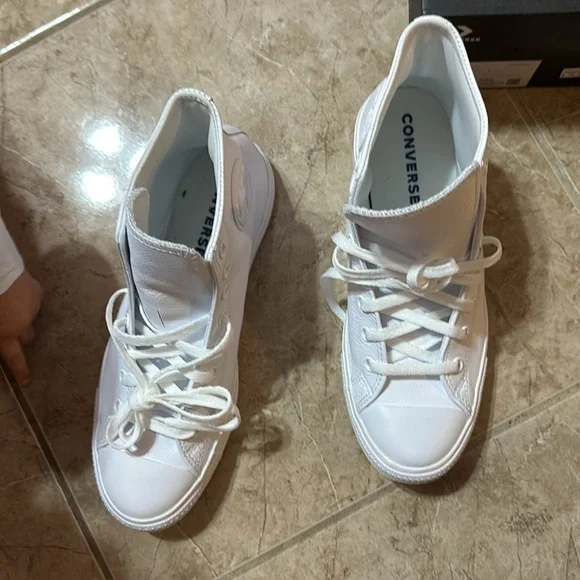 NWT Converse hi-top white leather size 10.5 women’s/8.5 men’s - Picture 2 of 5
